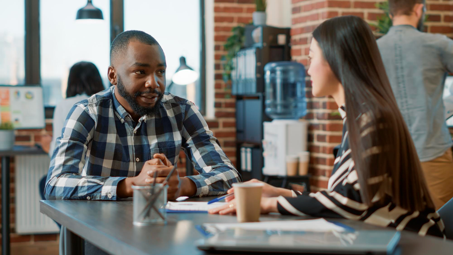 Meneer en mevrouw bespreken aanpassingen all-in salaris