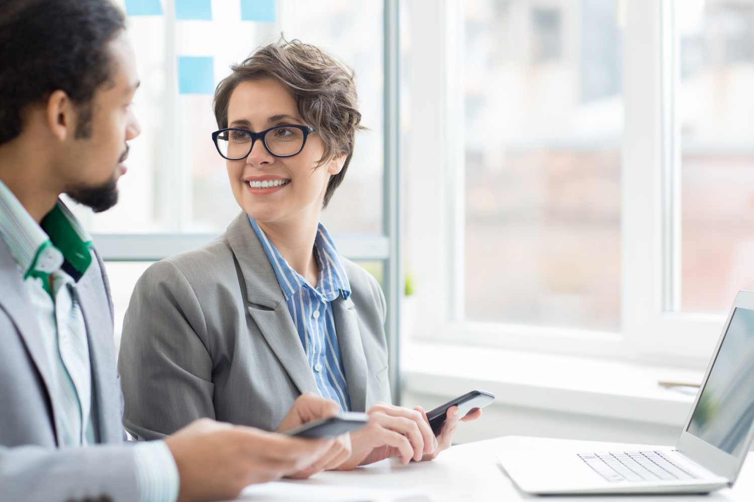 Vrouw help man bij HKZ coaching op locatie