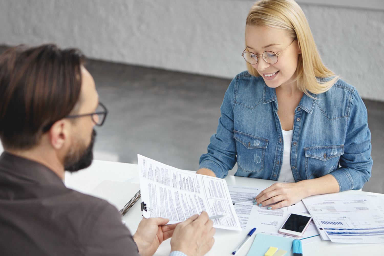 Meneer van subsidiebureau helpt mevrouw