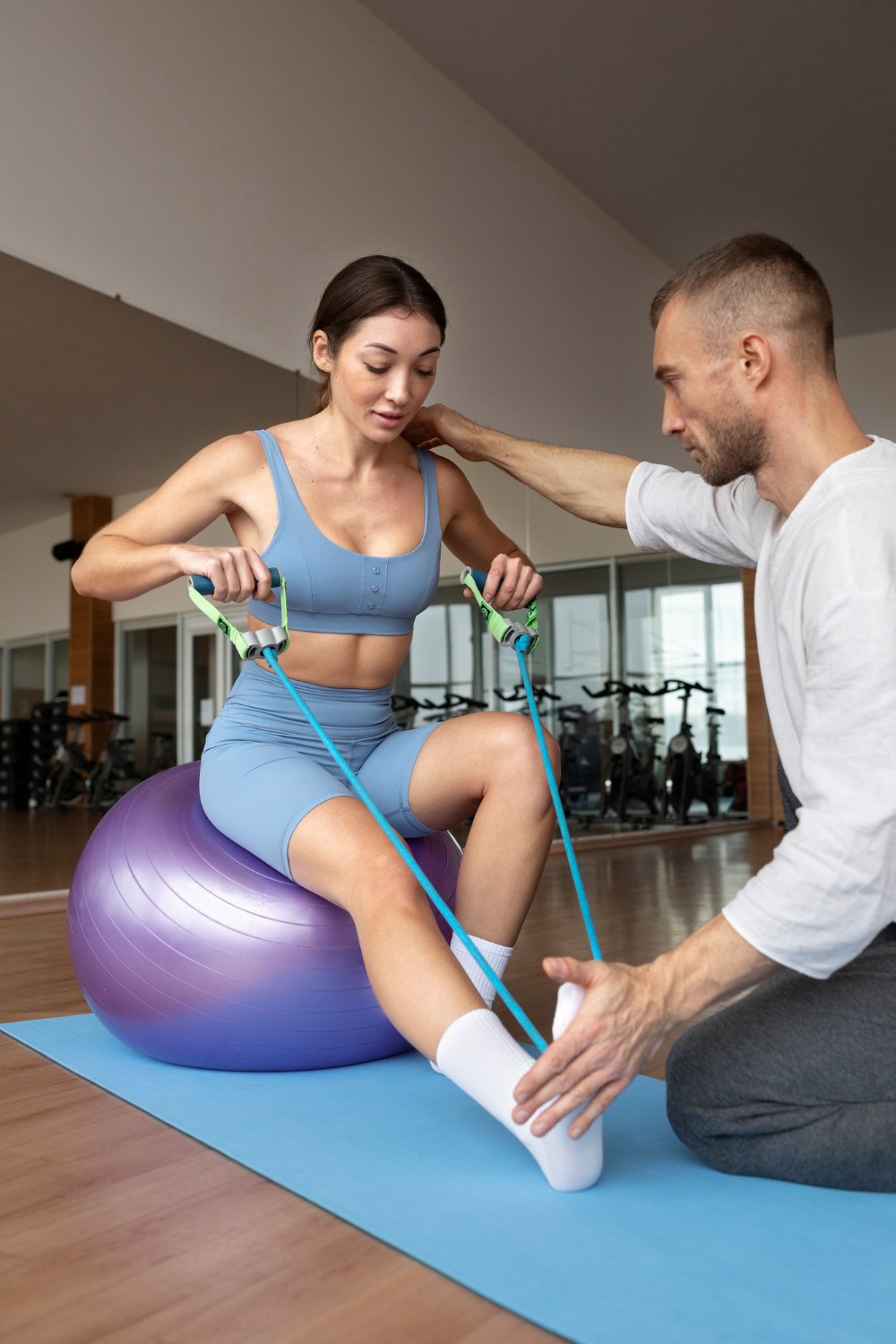 Mevrouw wordt behandeld met Fysiotherapie benodigdheden