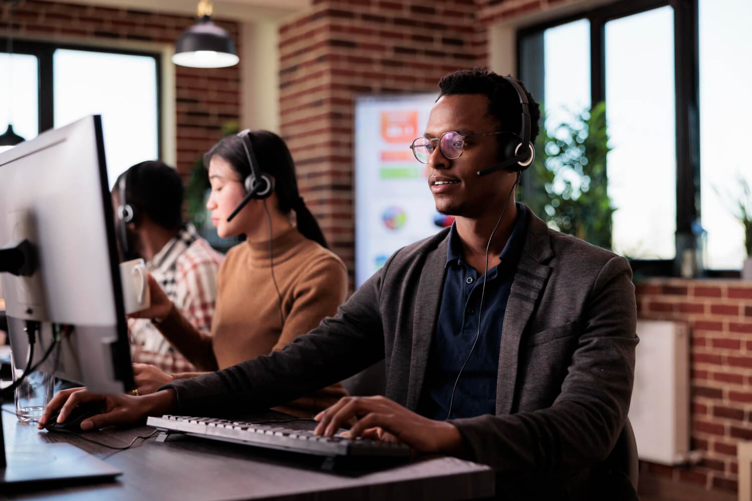 Meneer achter de helpdesk van 24/7 Telefoonservice