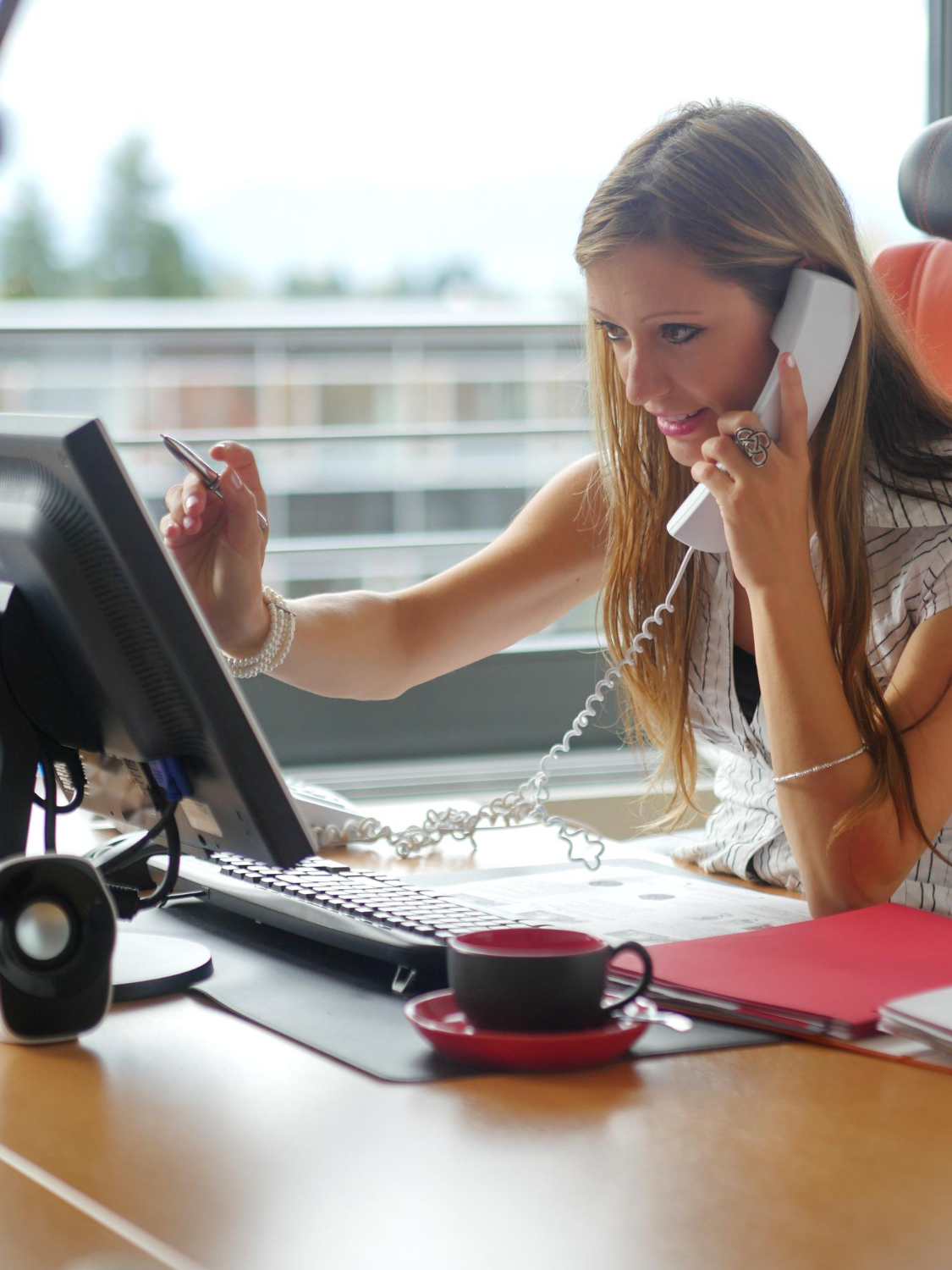 Mevrouw maakt gebruik van Telefonie en internet voizXL