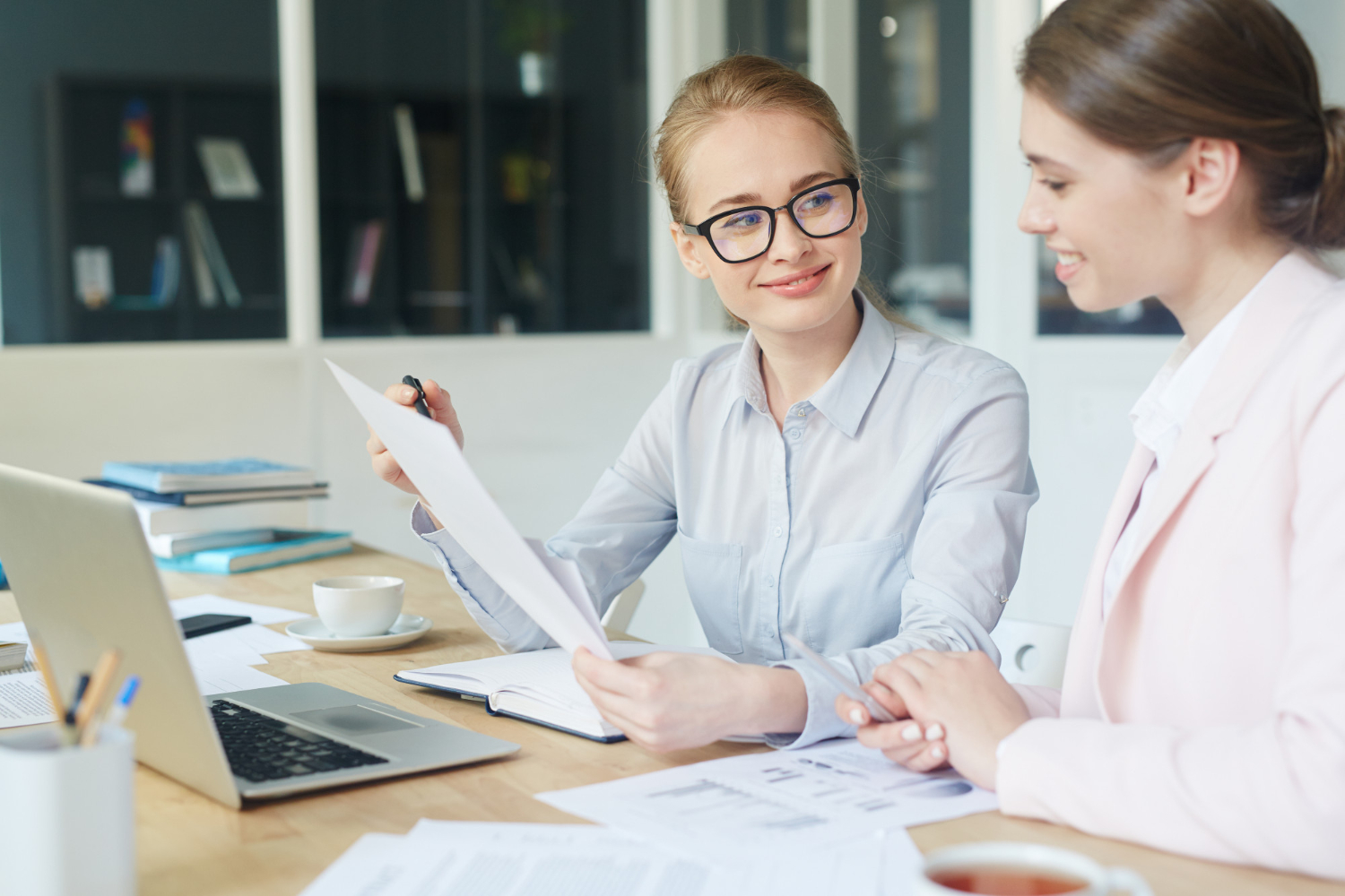 accountant fact4fysio legt iets aan mevrouw