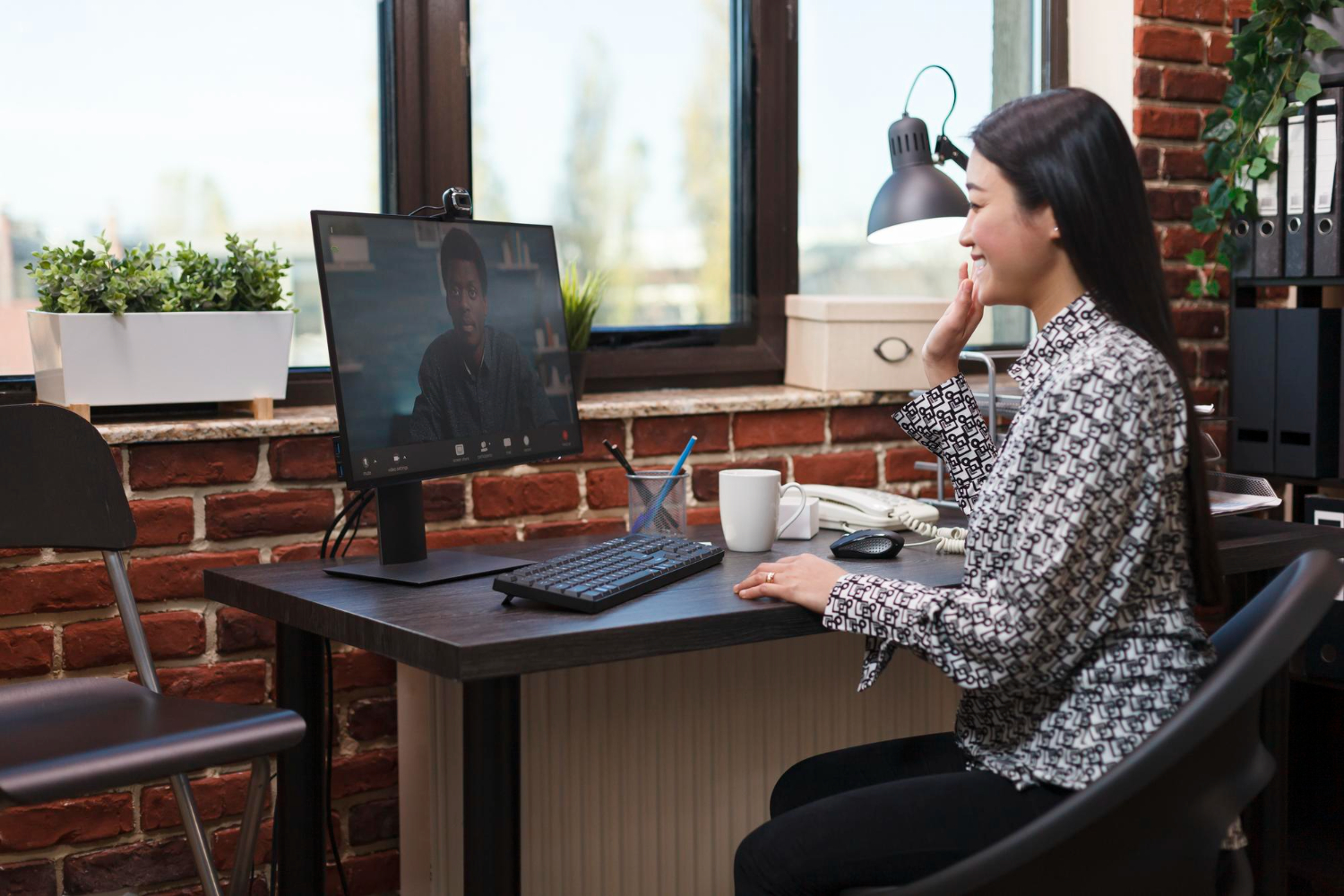 Mevrouw maakt gebruik van DEKOM digitale receptie